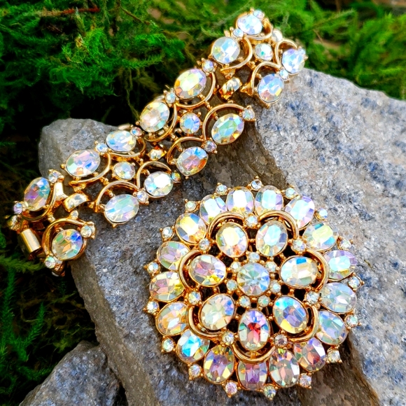 Vintage Crown Trifari Aurora Borealis Faceted Rhinestone Gold Rhodium Bracelet - Picture 10 of 16